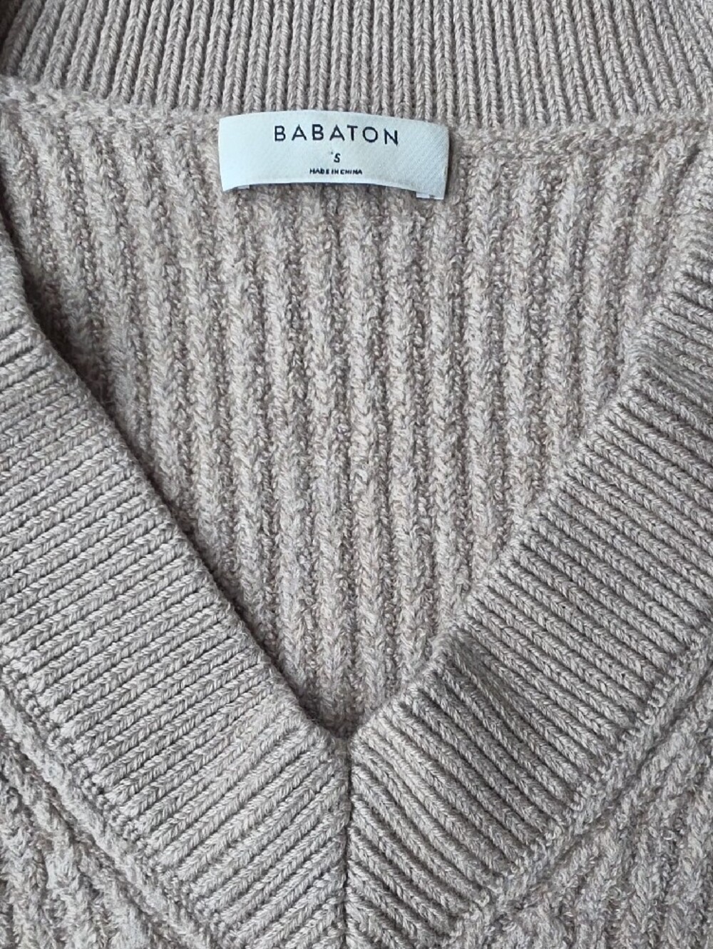(S) Babaton Aritzia Taupe Ribbed V-Neck Sweater 100% Merino Wool Luxurious - Picture 3 of 9